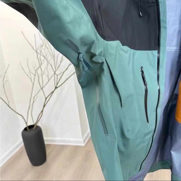 Arc'teryx Men's Black and Teal Performance Jacket - Picture 5 of 7